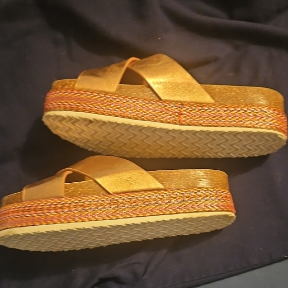 Pierre Dumas Gold Platform Shoes with Crisscross Straps - Picture 4 of 4